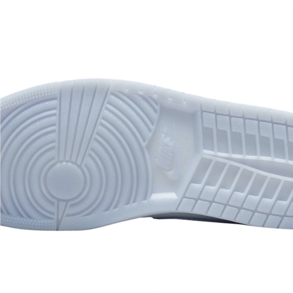 Women’s AIR JORDAN 1 MID NEW IN BOX - Picture 4 of 10